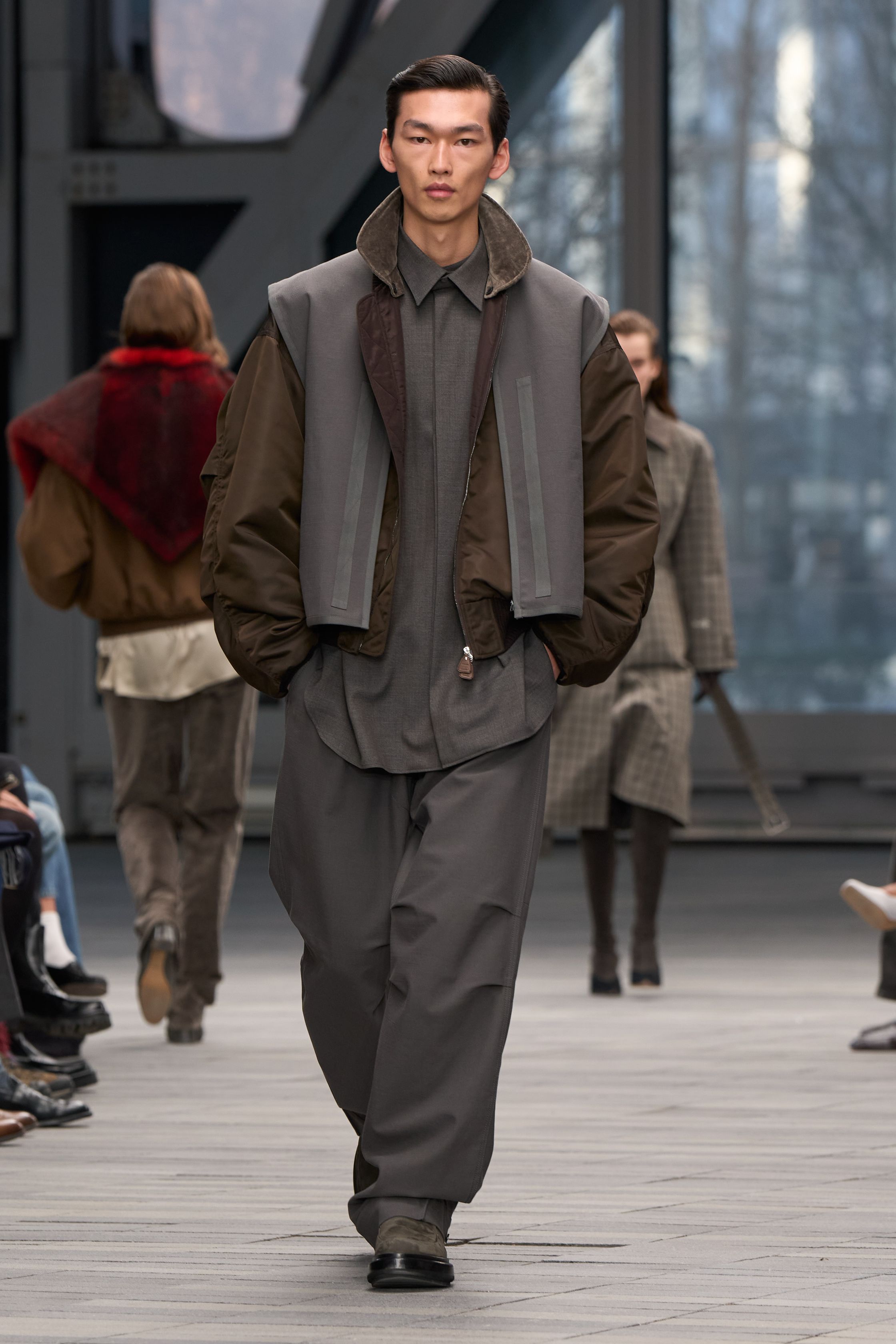 Calvin Klein Collection本季回归极简本源，以长款风衣、毛领大衣与流动中性色系塑造冷静而理性的都会气场，男女装并行呈现克制力量，在极简廓形中释放高级感与性感的含蓄表达-顽石频道趋势研究